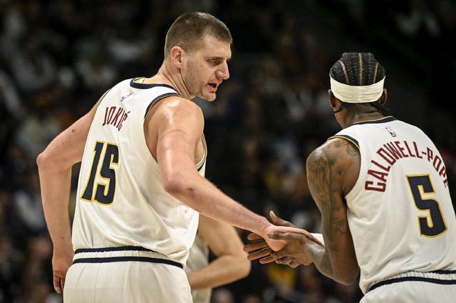 鲜明的对照 鲜明的对照